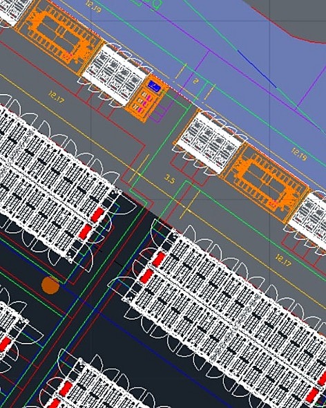 Situatietekening van een batterijopslagproject: rijen units met middenspanningsstations, onderhoudspaden en kabeltraces